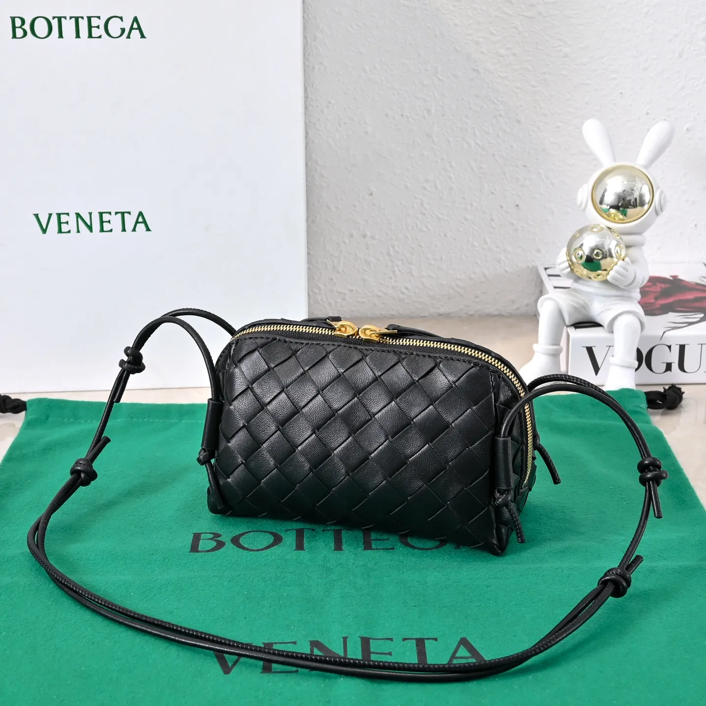 Batch 1260 #Bv The new Concert pouch is the most beautiful and practical mini bag I have ever seen 🎈 The bag body adopts the classic lntrecciato weaving process✅ It is equipped with a leather double-headed zipper, the opening is wide, easy to take and put, the shoulder strap knot can be slid to adjust the length freely, that is, 🉑️crossbody/underarm, and can be used as a clutch bag. Small body, large capacity, so practical! The key is that it is extremely versatile! Come and buy this small, exquisite, beautiful and versatile bag 👍 Model: 4258 Size: 18.5*11.5*8.5